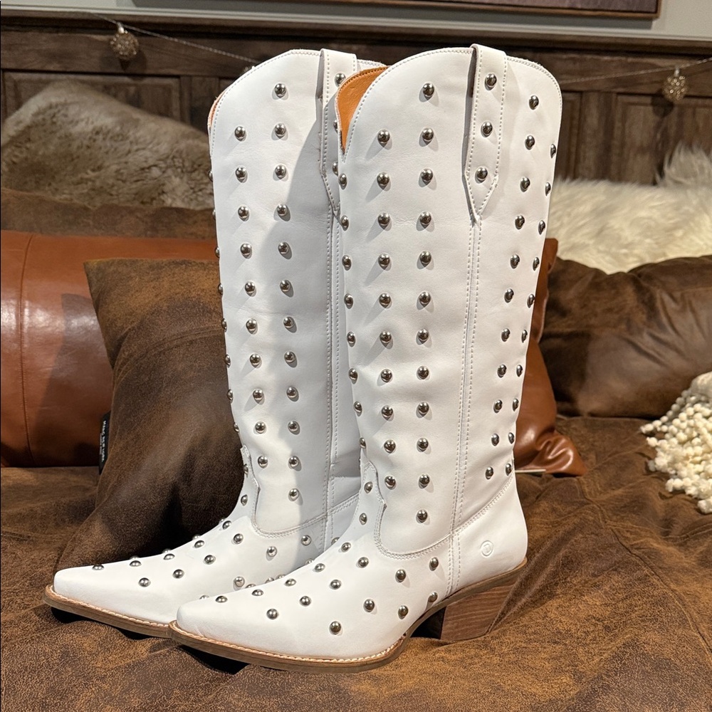 Dingo 1969 Broadway white studded Boots size 10 NWT